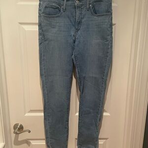 Light blue Levi women’s 311 shaping skinny jeans size 31 great condition
